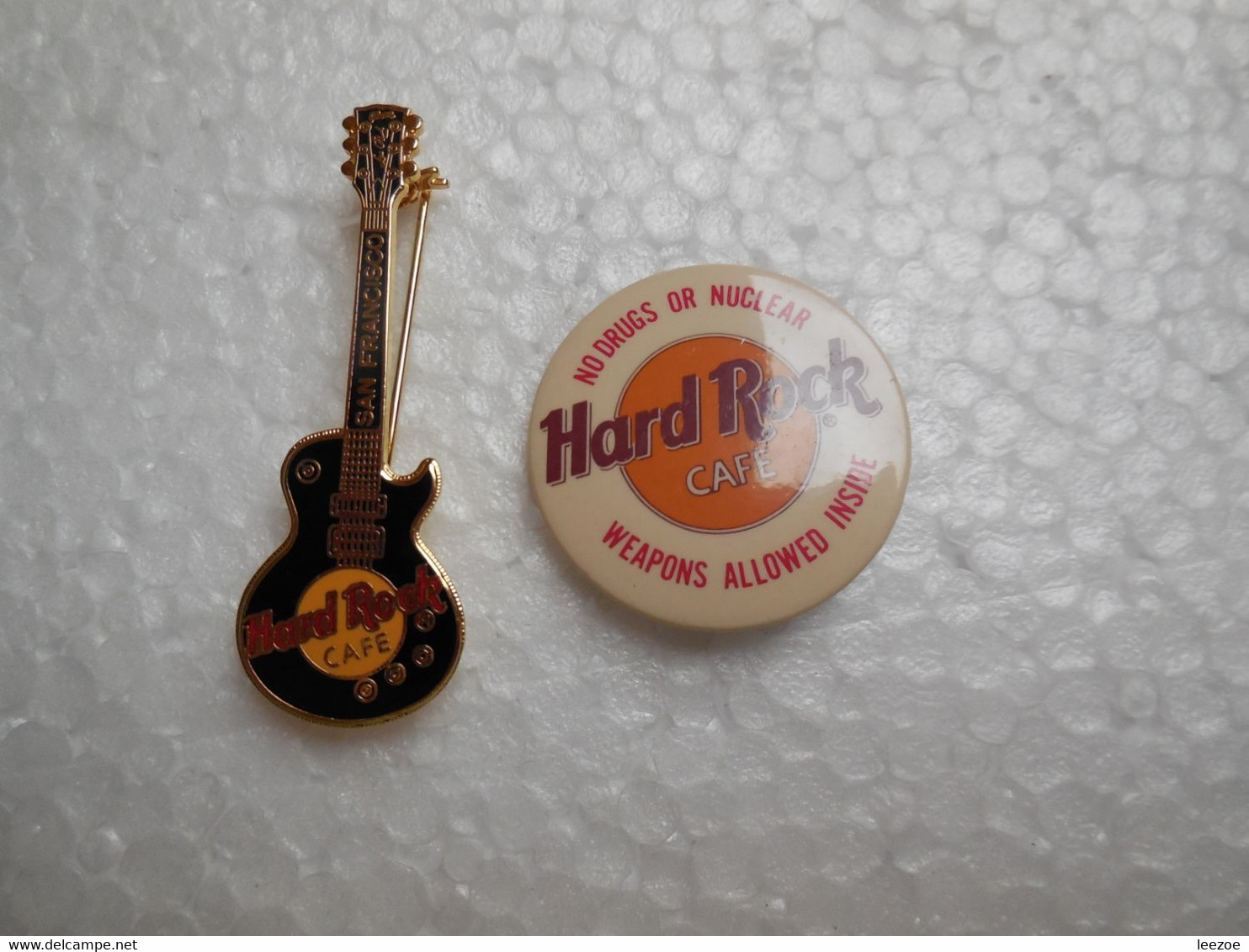 NO Pin's Broche + Badge HARD ROCK CAFE, Guitare, No Drugs Or Nuclear....BT16 - Administrations