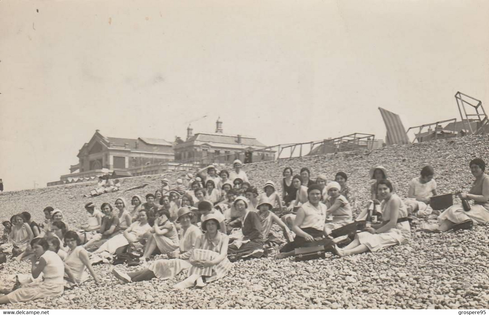 LE TREPORT CARTE PHOTO DES FEMMES SUR LA PLAGE 1932 - Le Treport