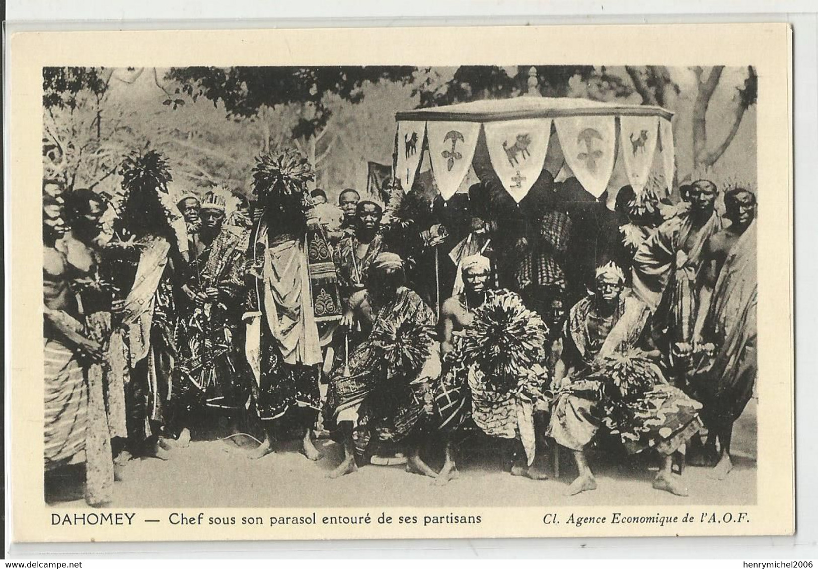 Afrique Dahomey Chef Du Bénin Sous Son Parasol Entouré De Ses Partisans Cliché Agence Aof - Benin