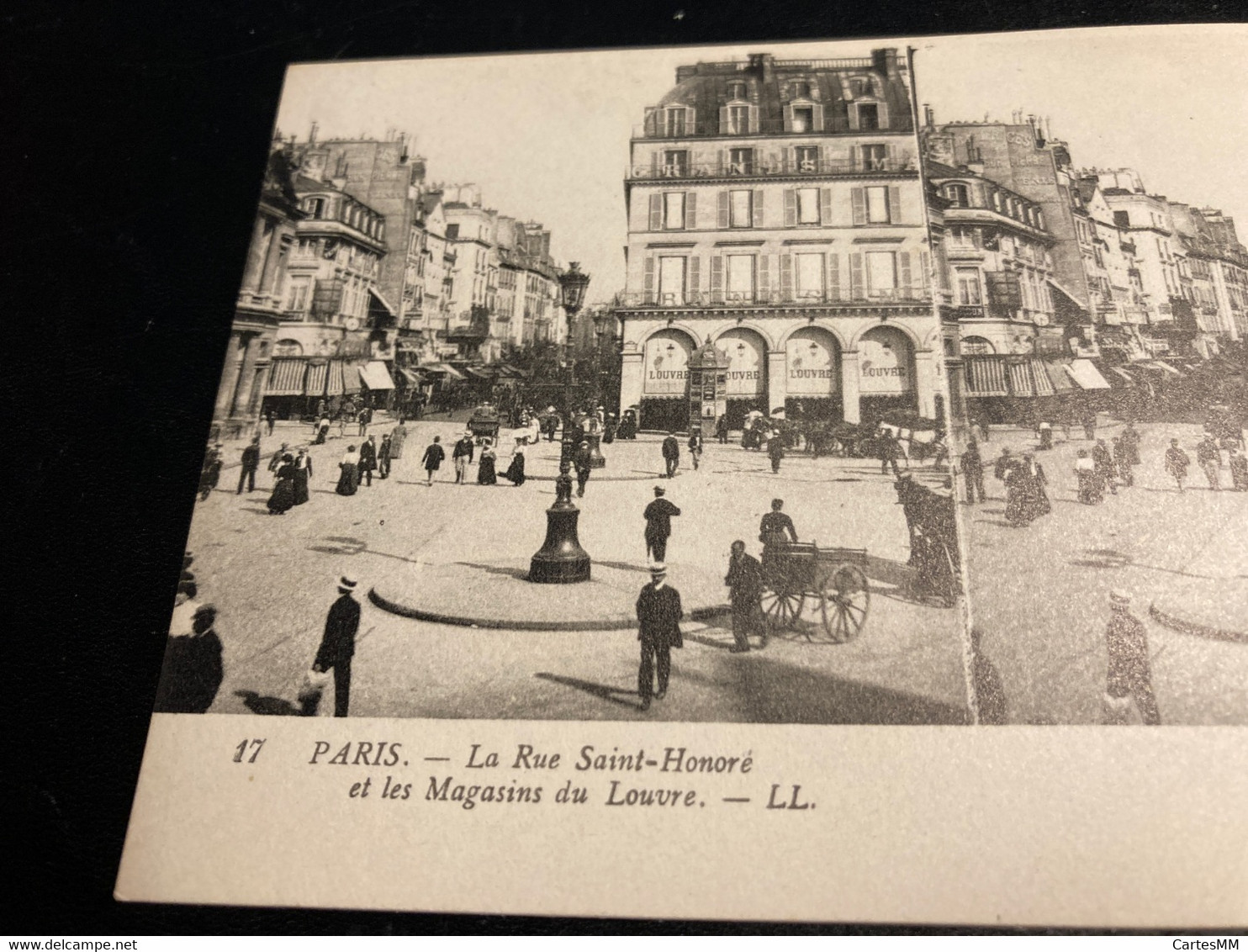 Paris RARE Carte Postale Stéréo La Rue Saint Honoré Et Les Magasins Du Louvre - Cartes Stéréoscopiques