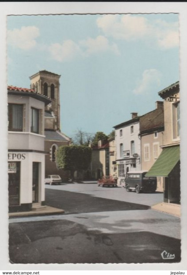 Vouillé-la-Bataille (Vienne) - La Place De L'église - Vouille