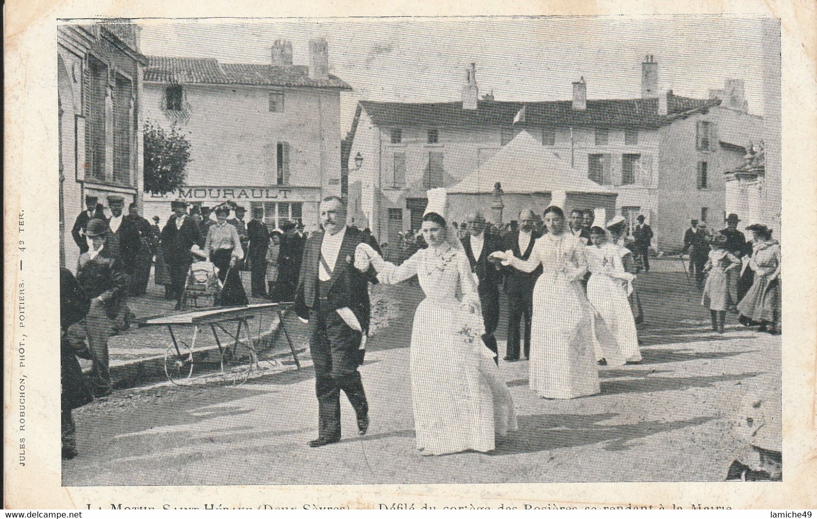 LA MOTHE SAINT HERAYE (Deux-Sèvres) Défilé Du Cortège Des Rosières Se Rendant à La Mairie (coiffe ) - La Mothe Saint Heray