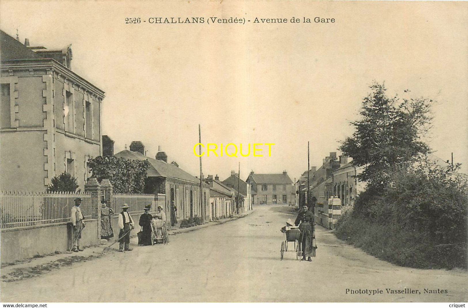 85 Challans, Avenue De La Gare, Habitants En Avant, Femme Avec Landeau... - Challans