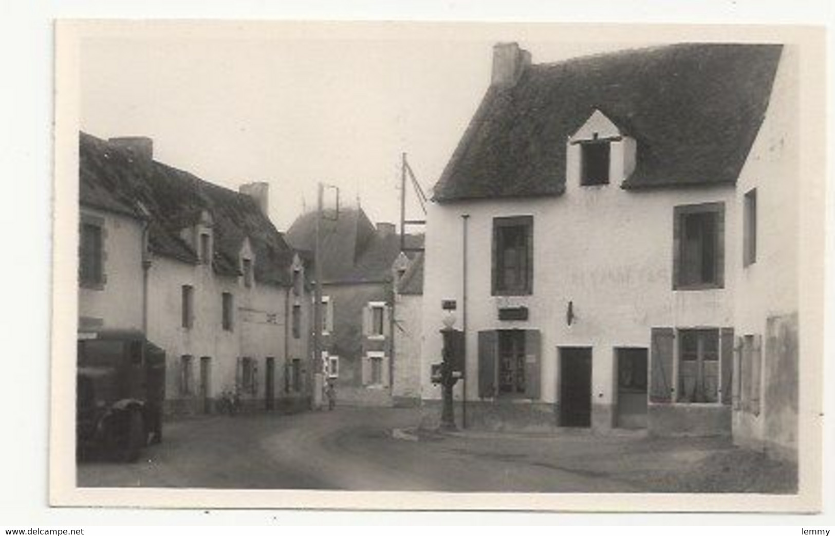 44 - HERBIGNAC - LA PLACE DU MARCHÉ - CAMION - POMPE À ESSENCE - TABAC - Herbignac