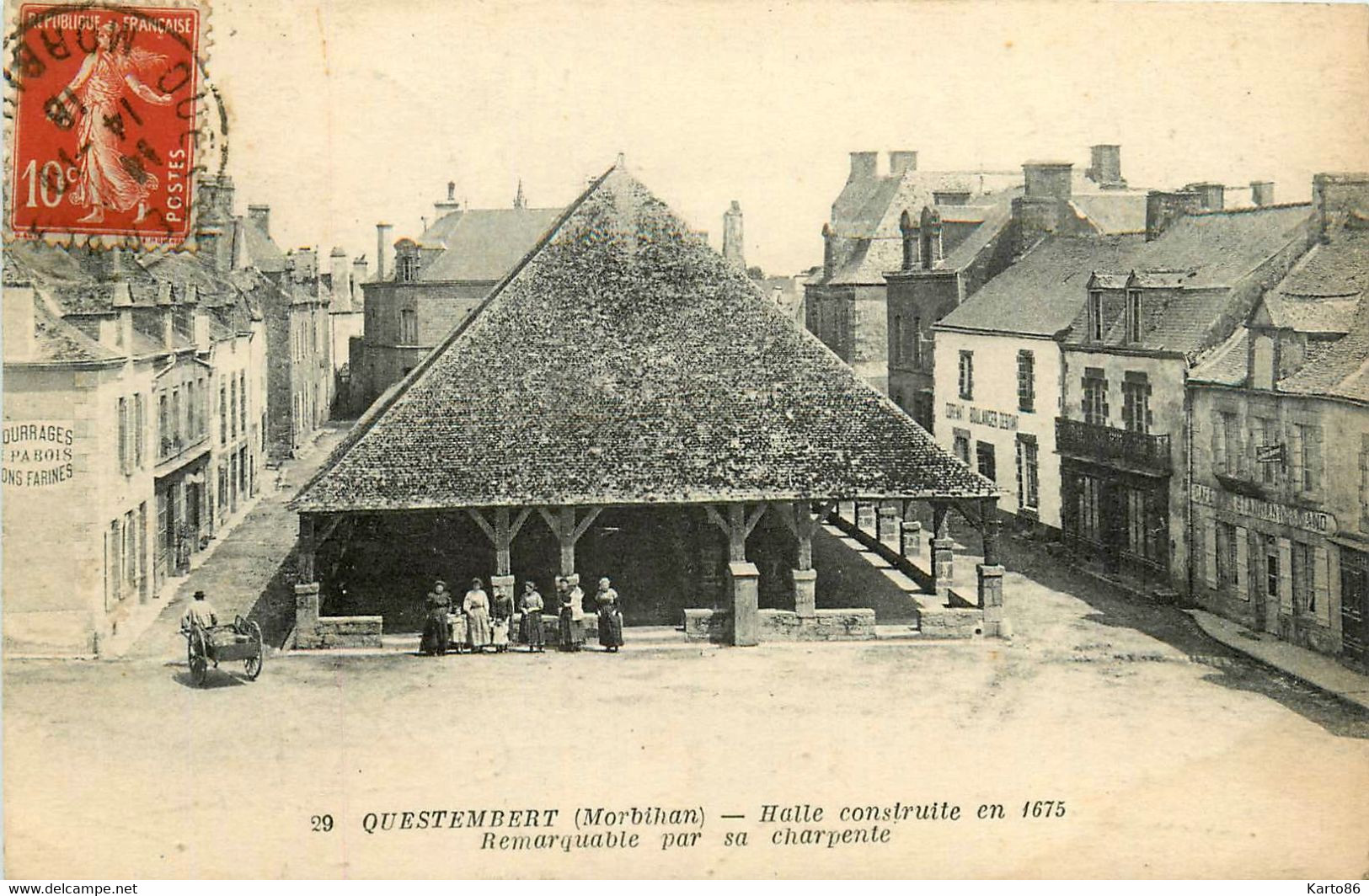 Questembert * La Halle Construite En 1675 * Place Commerces Magasins - Questembert