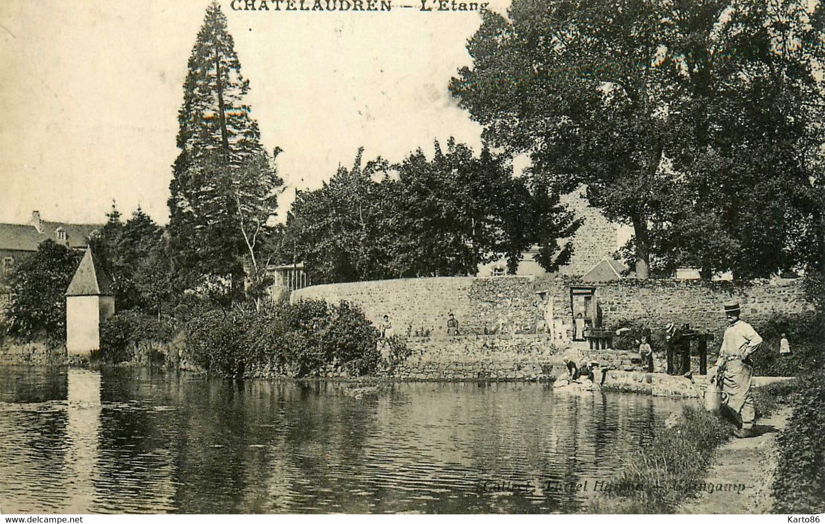 Chatelaudren * Un Coin Du Village Et L'étang * Lavoir Laveuse * Cachet Militaire Au Dos - Châtelaudren