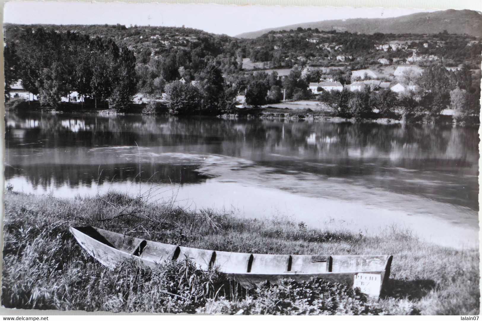 Carte Postale : 38 : BRANGUES : Un Coin Du Rhône Et Les Monts Du Bugey, Barque "PECHE B7 45" - Brangues