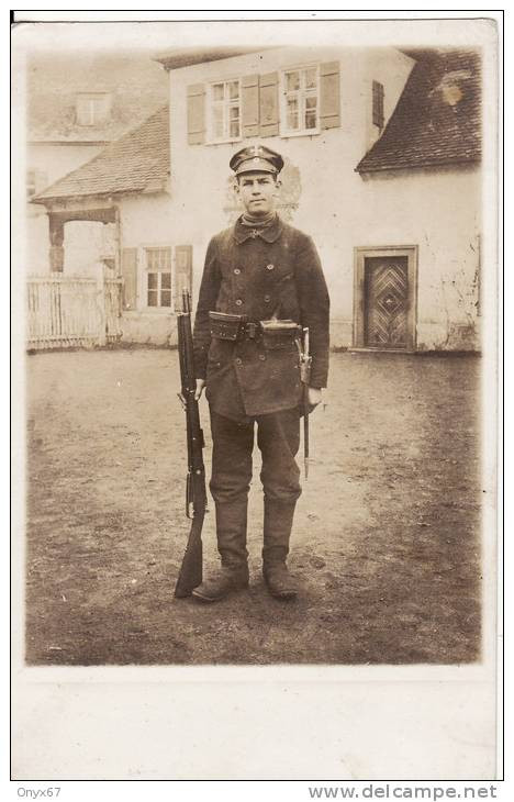 Carte Postale Photo Militaire Allemand Strasbourg ?  Tenue-Casquette -Cartouchière -Fusil- Ceinturon - Uniformi