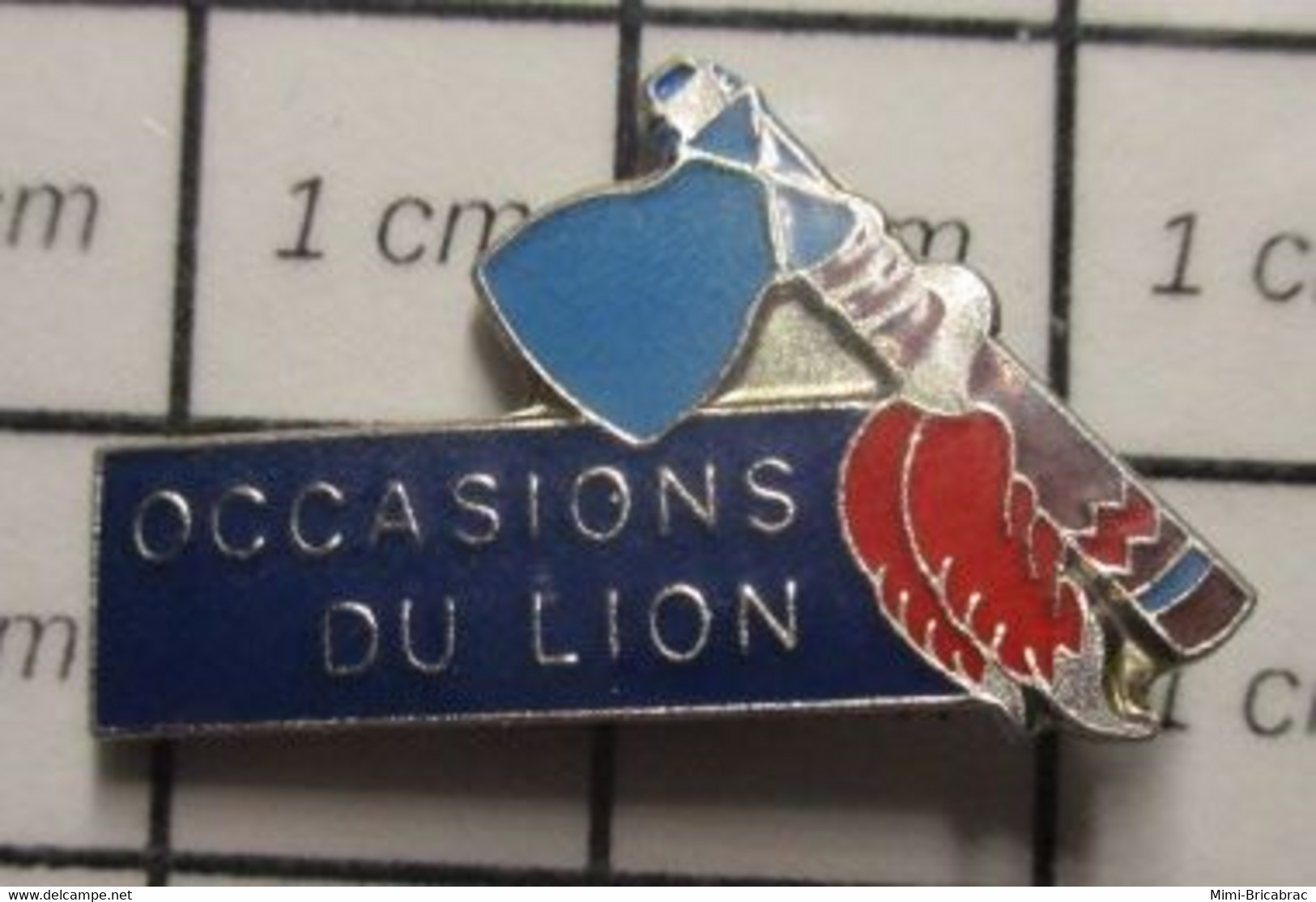 1214d Pin's Pins / Beau Et Rare / THEME AUTOMOBILES / PEUGEOT OCCASIONS DU LION TOMAHAWK Je Vois Pas Le Rapport !! - Peugeot