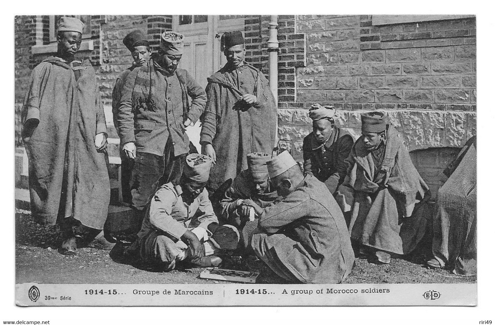 Cpa, Guerre 1914-15 Tirailleurs Groupe De Marocains Jeux, Militaire Poilus, A Group Of Morocco Soldiers, Dos écrit, 1915 - War 1914-18