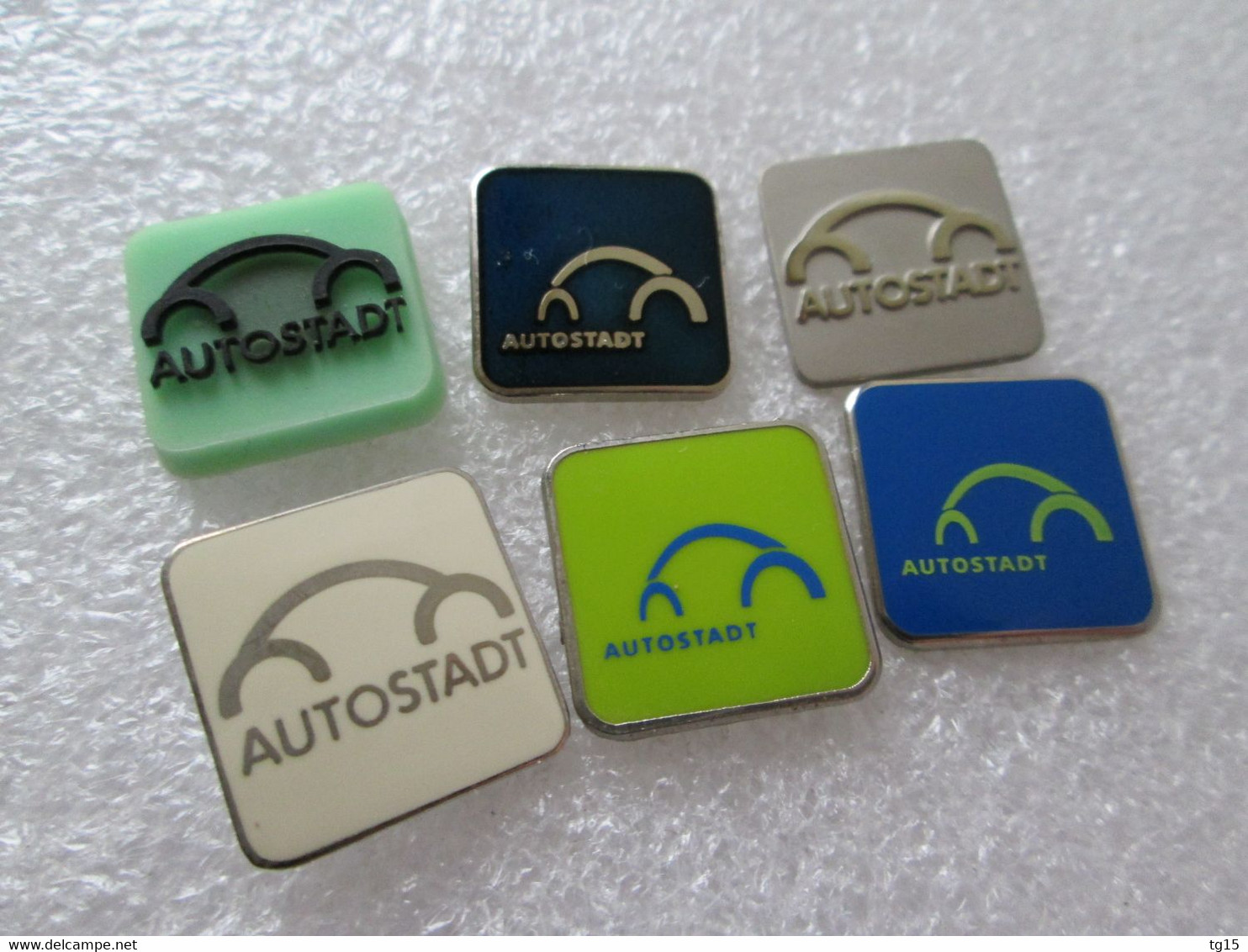 PIN'S    LOT  6   VOLKSWAGEN  AUTOSTADT   NEW BEETLE - Volkswagen