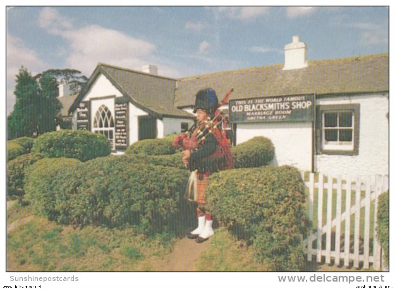 Scotland Gretna Green The Piper Outside The Famous Old Blacksmiths Shop - Dumfriesshire