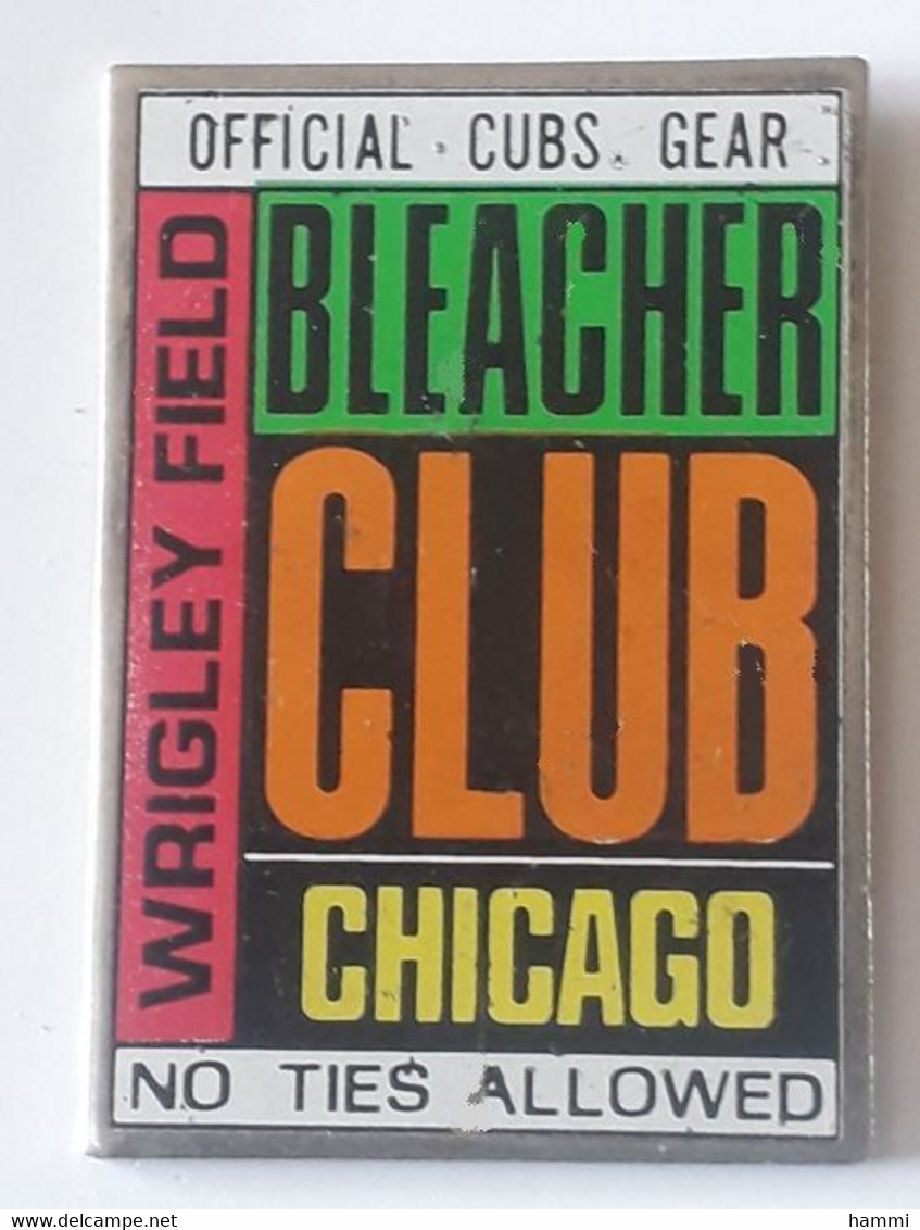 FF298 Pin's Baseball Américain BLEACHER CLUB CHICAGO WRIGLEY FIELD  No Ties Allowed Achat Immédiat - Baseball