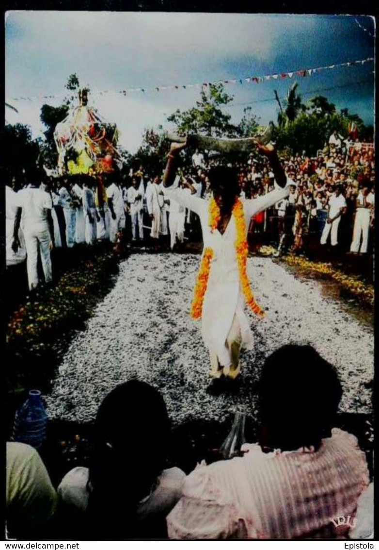 ► Afrique - Ile De La Réunion - Marche Sur Le Feu - Fête  De Pandialé  Tamoule Du Mahâbhârata - Reunión