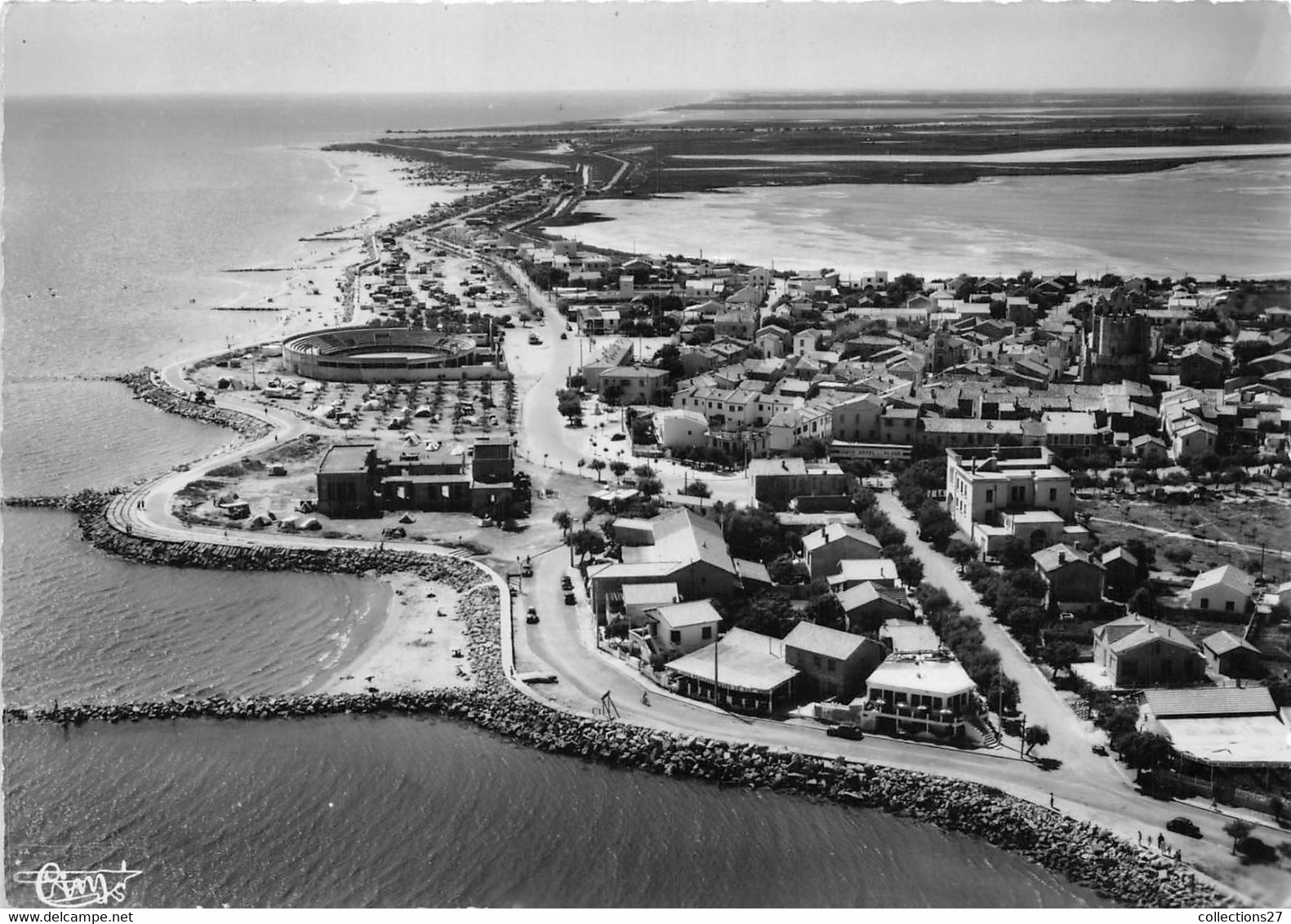 13-SAINTES-MARIES-DE-LA-MER- VUE  AÉRIENNE LES ARÈNES LA JETÉE PROMENADE - Saintes Maries De La Mer