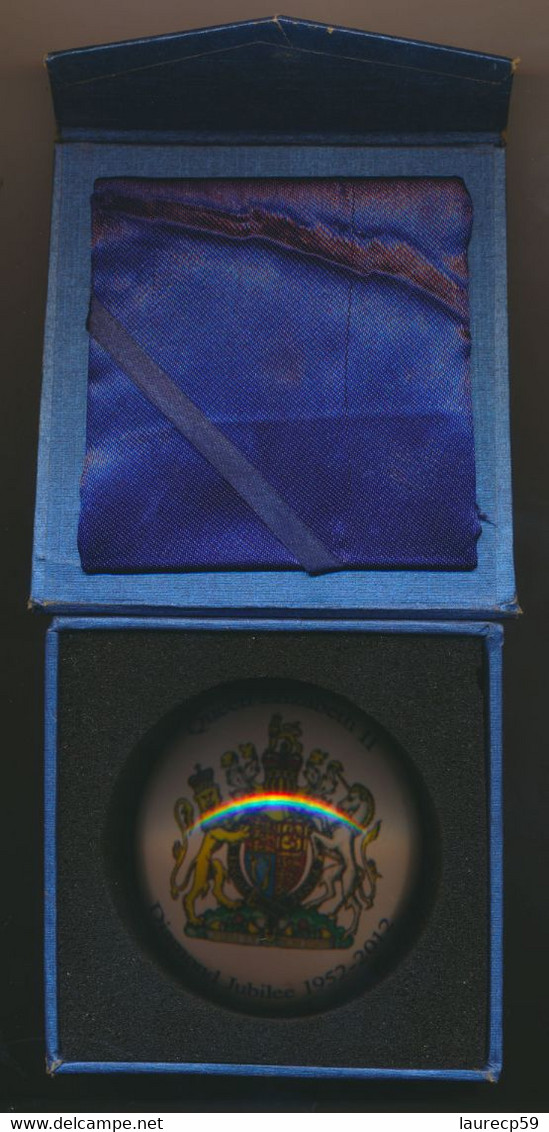 Sulfure -- Boule De Verre - Paperweight -  Souvenir Du Jubilé De La Reine Elizabeth II - 1952 -2012- England - Presse-papiers