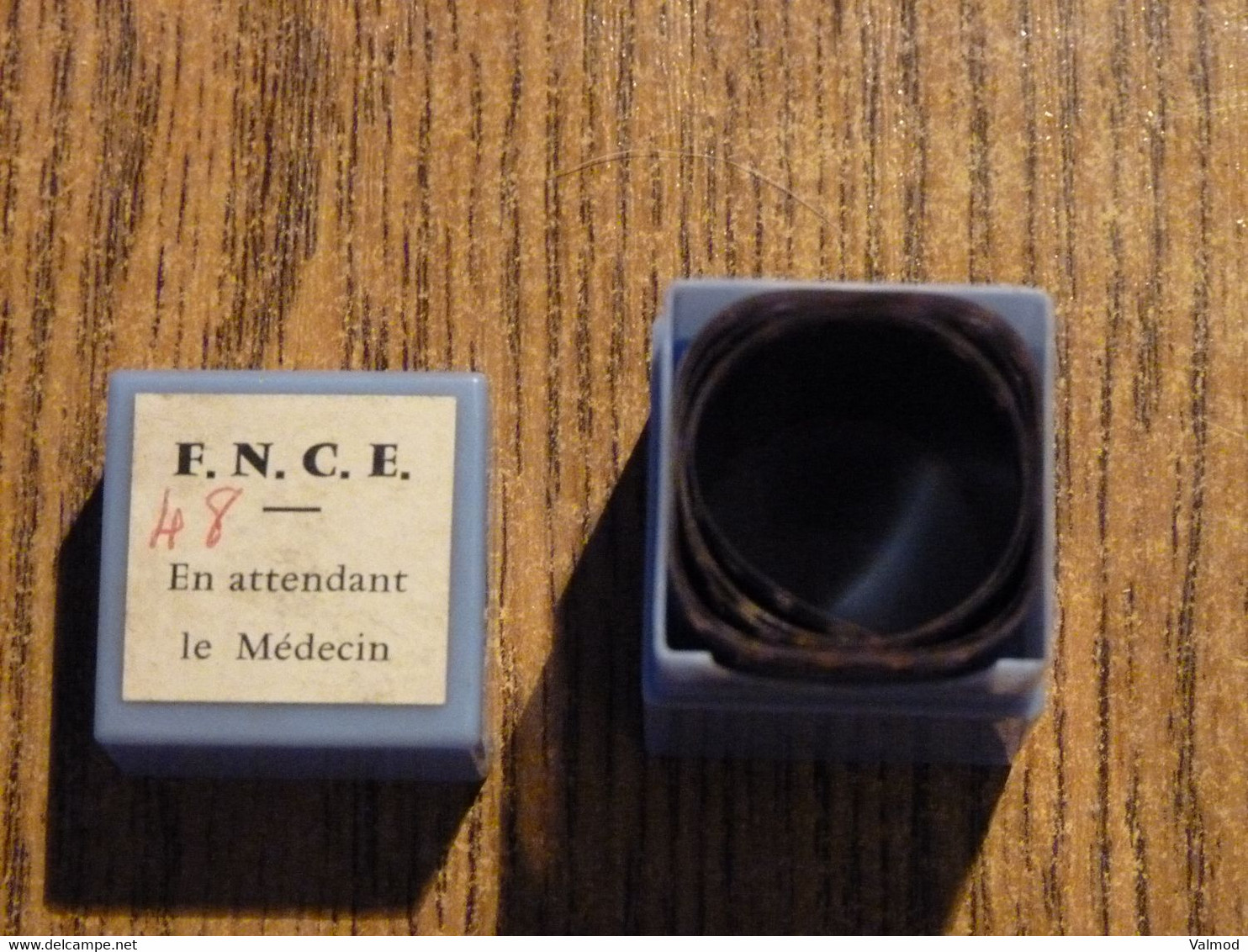 Film Fixe F.N.C.E. "En Attendant Le Médecin" Dans Sa Boite D'origine 3x3x4 Cm Environ - Voir Détails Sur Photos. - Bobines De Films: 35mm - 16mm - 9,5+8+S8mm