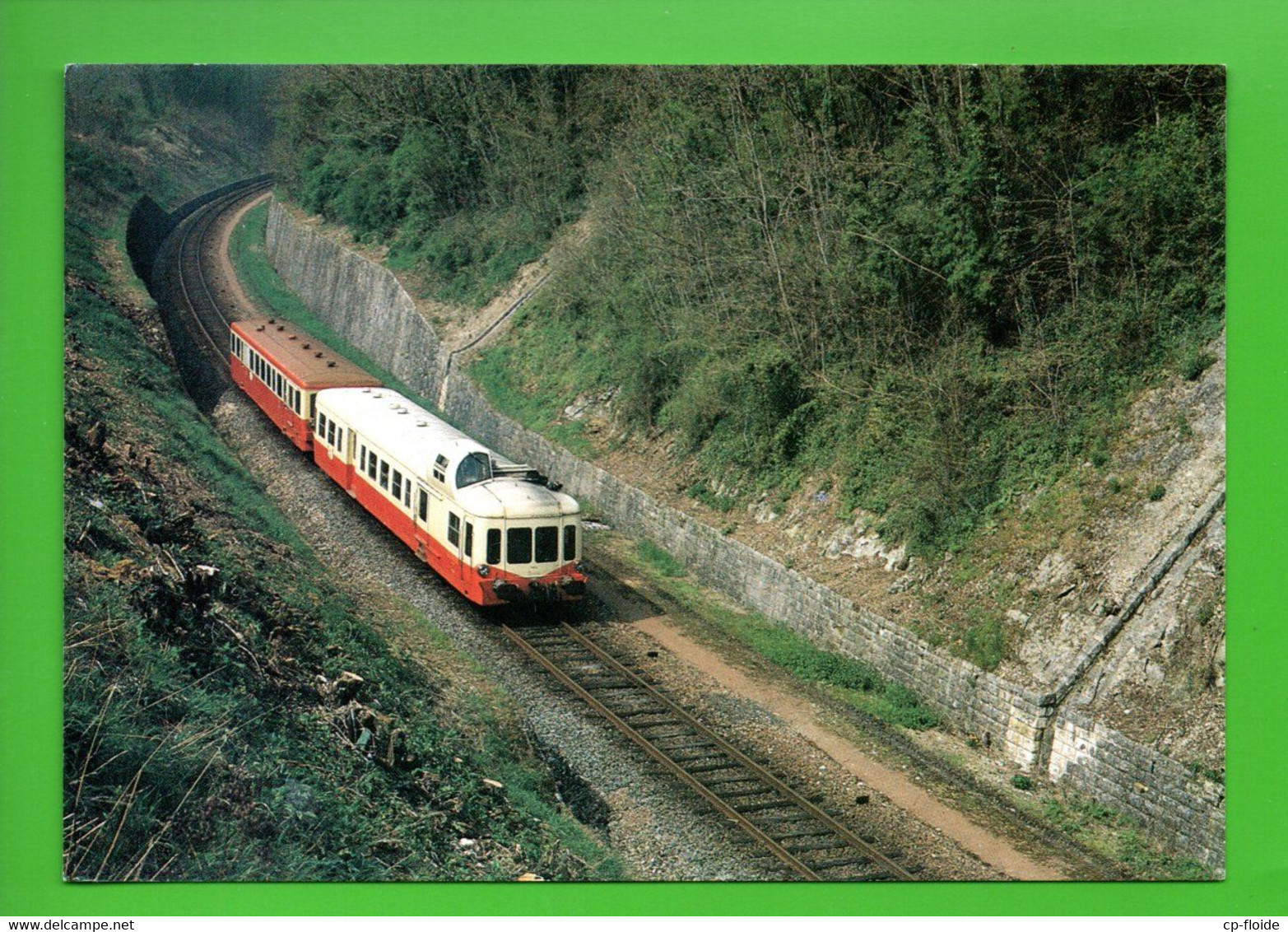 19 - USSEL . LE RAIL USSELOIS . L'AUTORAIL X 3856 SAINTES-NIORT ET SON XR DECAUVILLE . AVRIL 88 - Réf. N°33887 - - Ussel