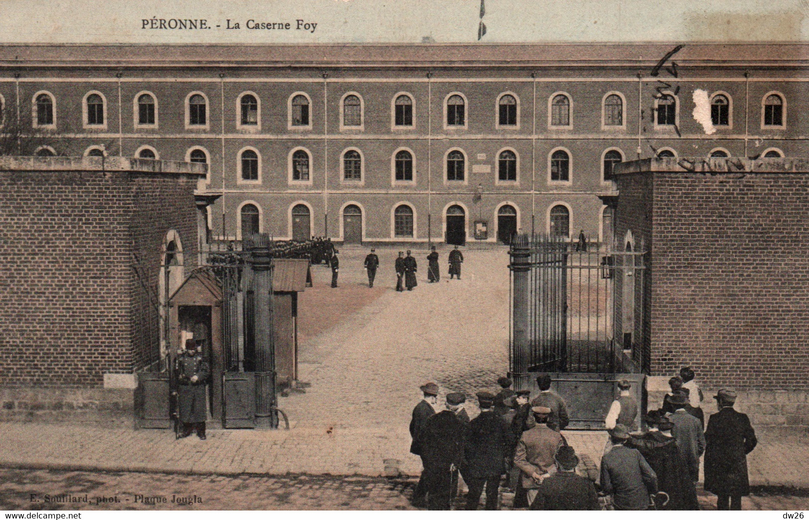 Péronne (Somme) La Caserne Foy, Animation Devant La Grille - Edition E. Souillard - Carte Colorisée De 1904 - Barracks