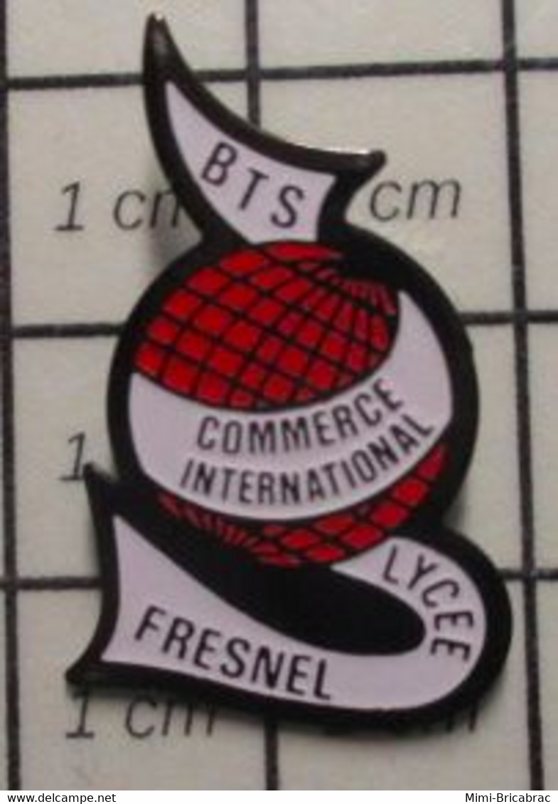 411c Pin's Pins / Beau Et Rare / THEME : ADMINISTRATIONS / CAEN LYCEE FRESNEL BTS COMMERCE INTERNATIONAL - Administrations