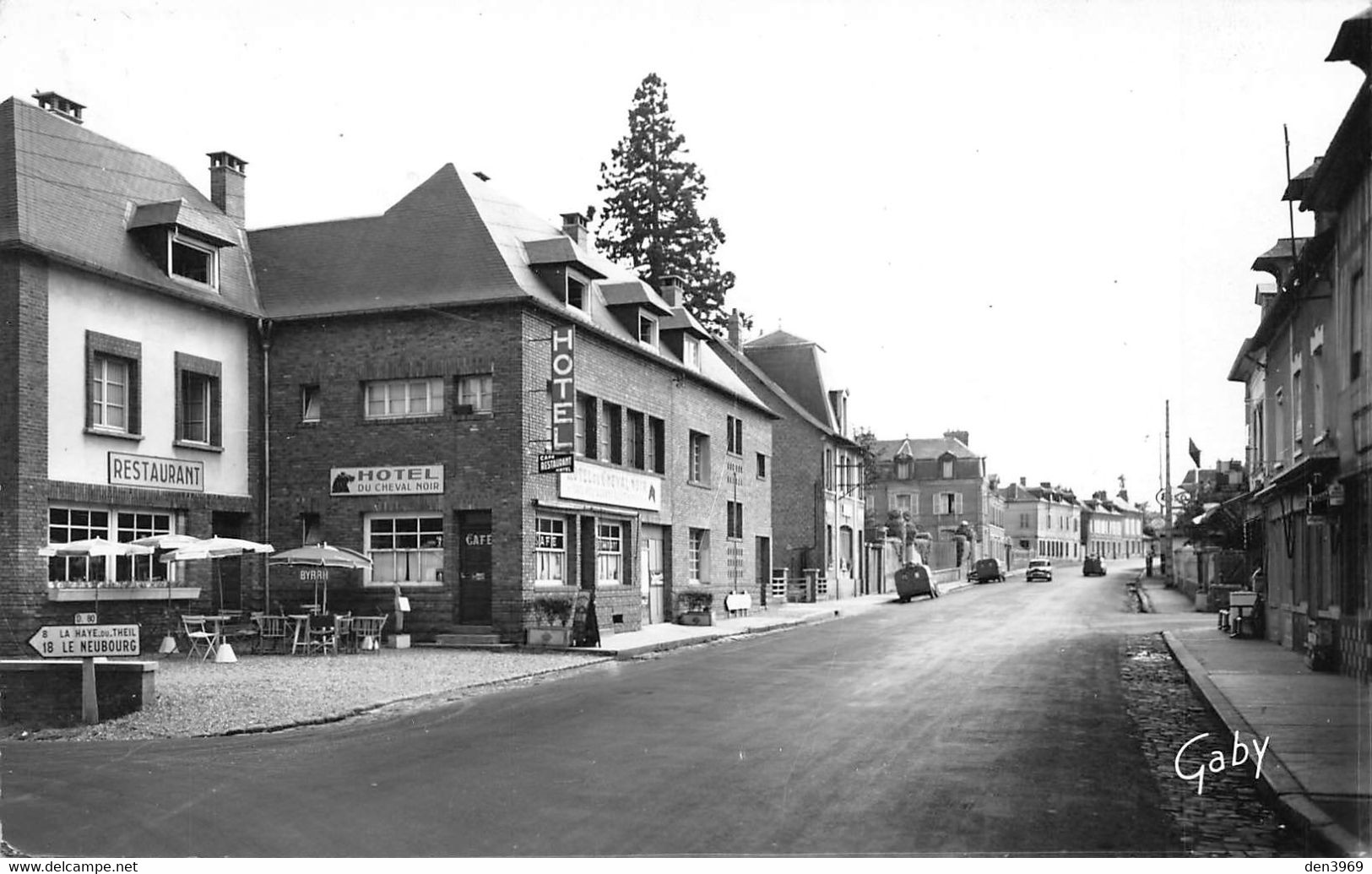 BOURGTHEROULDE (Eure) - L'Hôtel Du Cheval Noir Et La Poste - Panneau La Haye-du-Theil, Le Neubourg - Bourgtheroulde