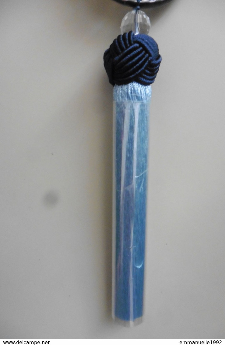 Neuf - Bijou de sac à main porte-clé asiatique nacre ciselée singe ou dragon et os pompon en soie bleu dans boite
