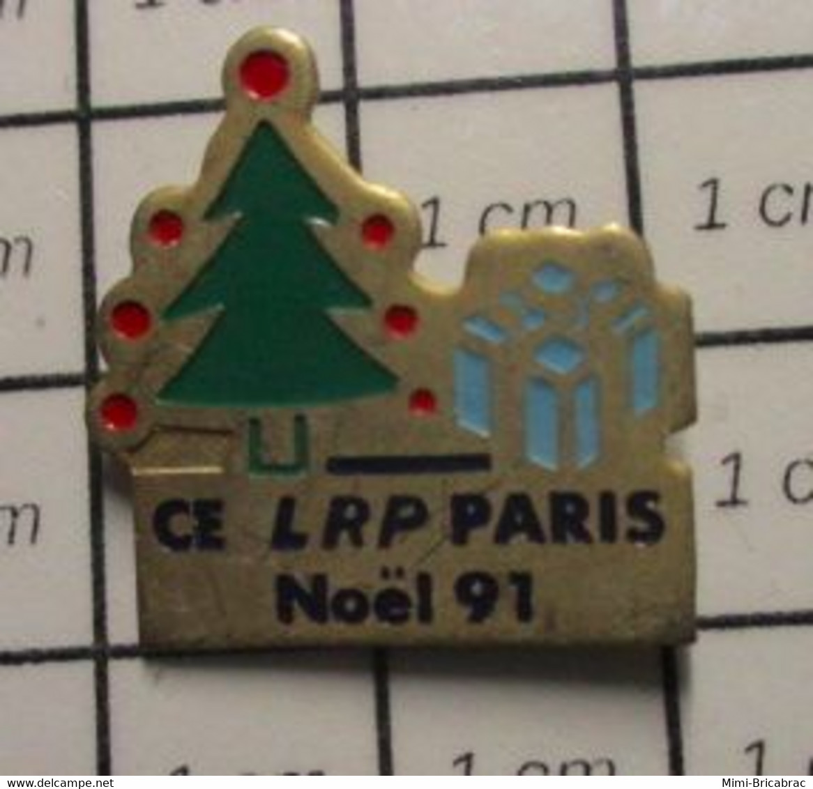 411c Pin's Pins / Beau Et Rare / THEME : NOEL / SAPIN CADEAU COMITE D'ENTREPRISE LRP PARIS - Noël