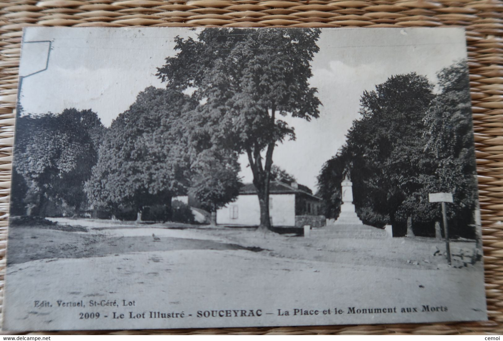 CPA - SOUCEYRAC (46) - La Place Et Le Monument Aux Morts - Sousceyrac