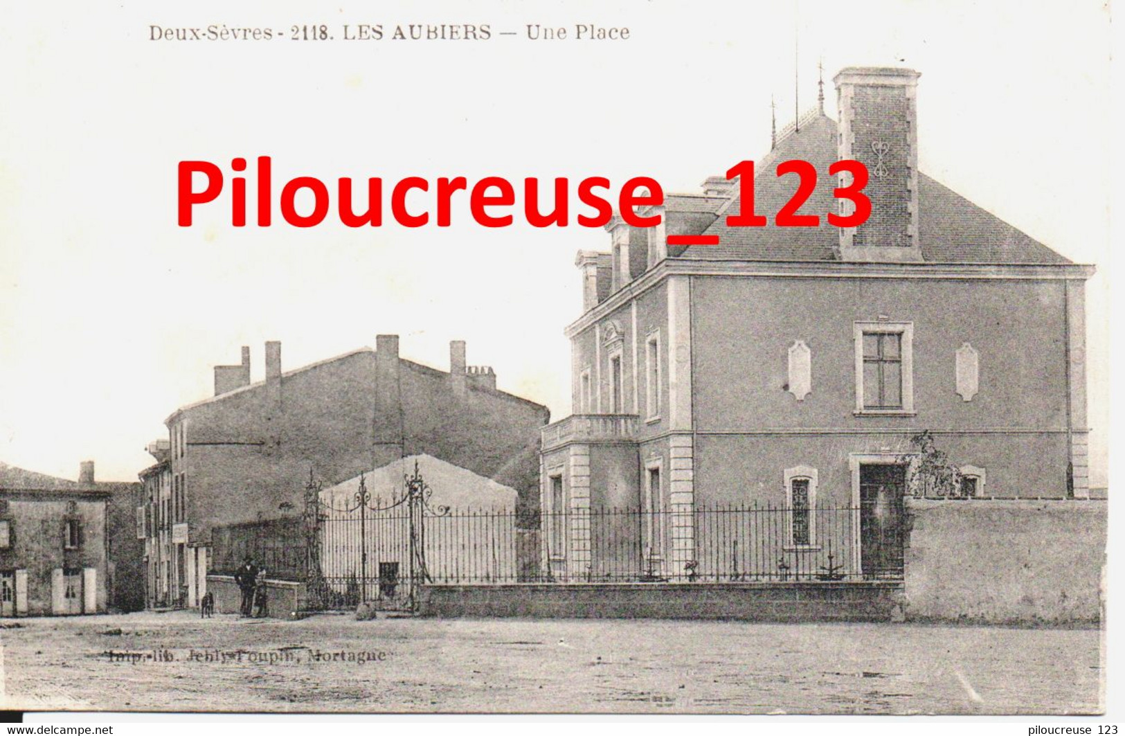 79 Deux Sèvres - LES AUBIERS - " Une Place " - Coulonges-sur-l'Autize