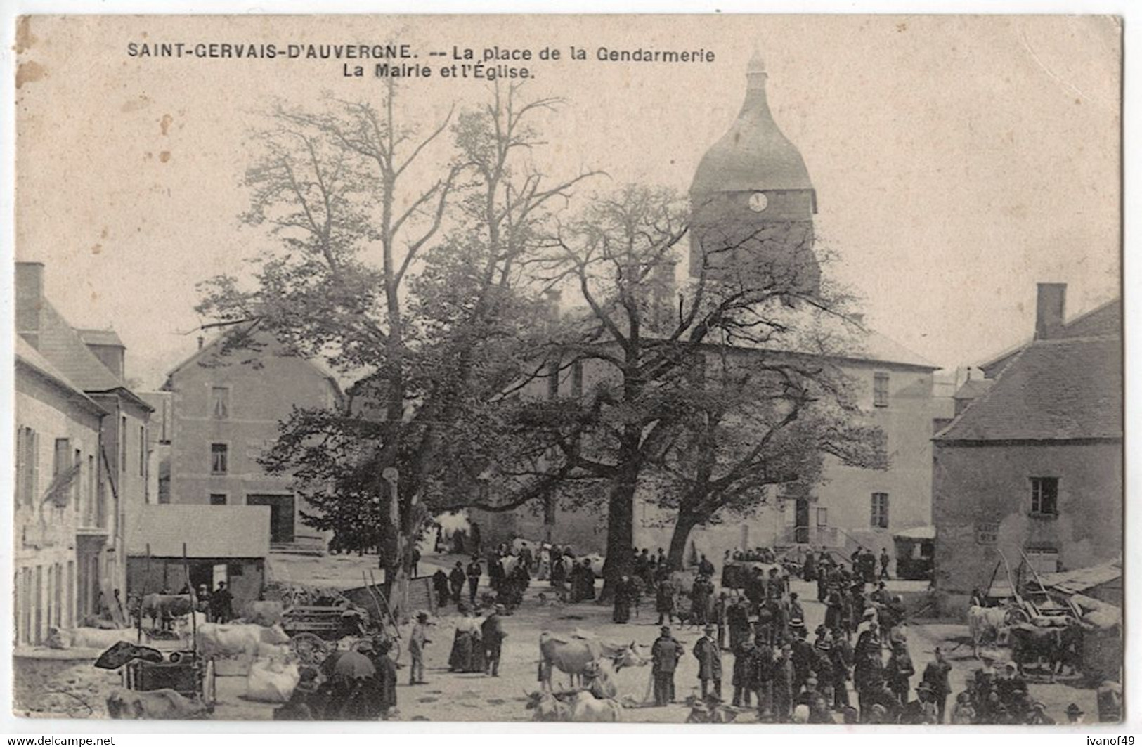63 - SAINT-GERVAIS-D'AUVERGNE - CPA - La Place De La Gendarmerie - La Mairie Et L'Eglise - Saint Gervais D'Auvergne