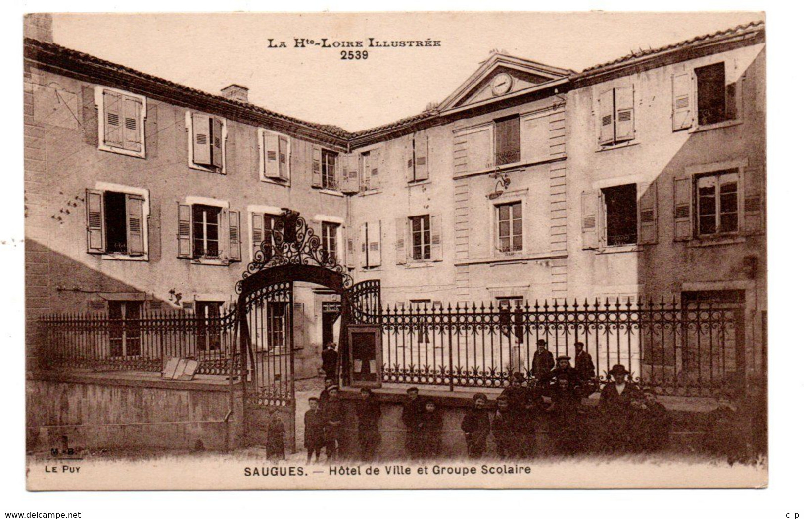 Saugues - Hotel De Ville Et Groupe Scolaire    - CPA°gk - Saugues