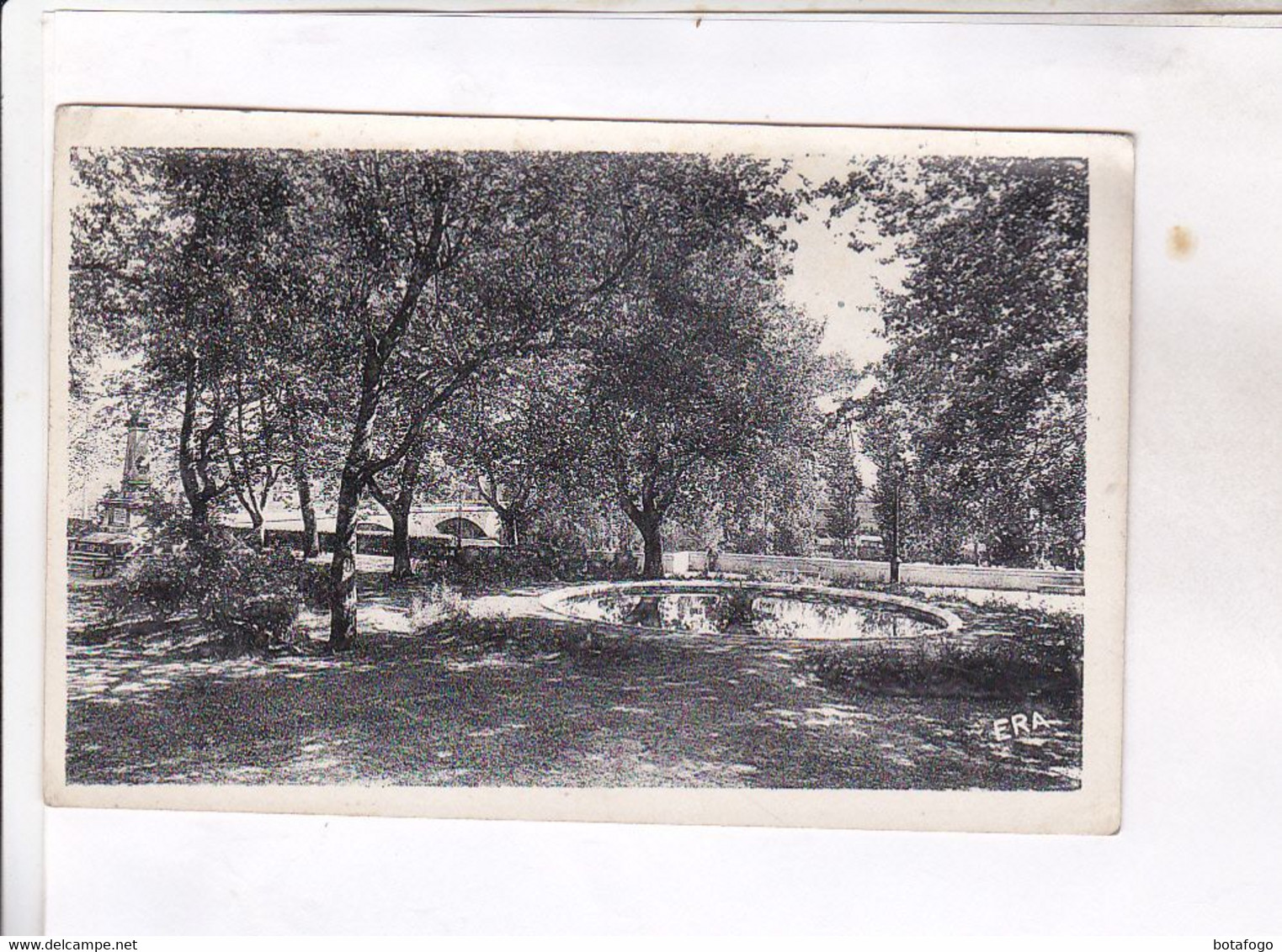 CPA PHOTO DPT 81 LABRUGUIERE, LE JARDIN PUBLIC ET LE MONUMENT AUX MORTS - Labruguière