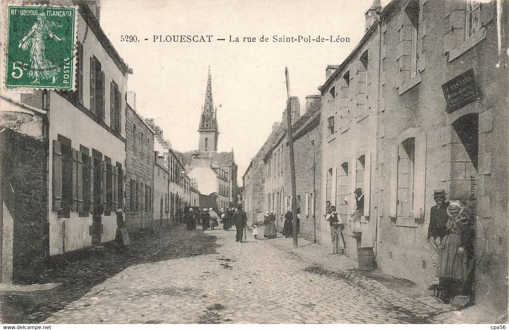 PLOUESCAT - Rue De Saint-Pol De Léon - Beau Plan Un Peu Animé - Plouescat