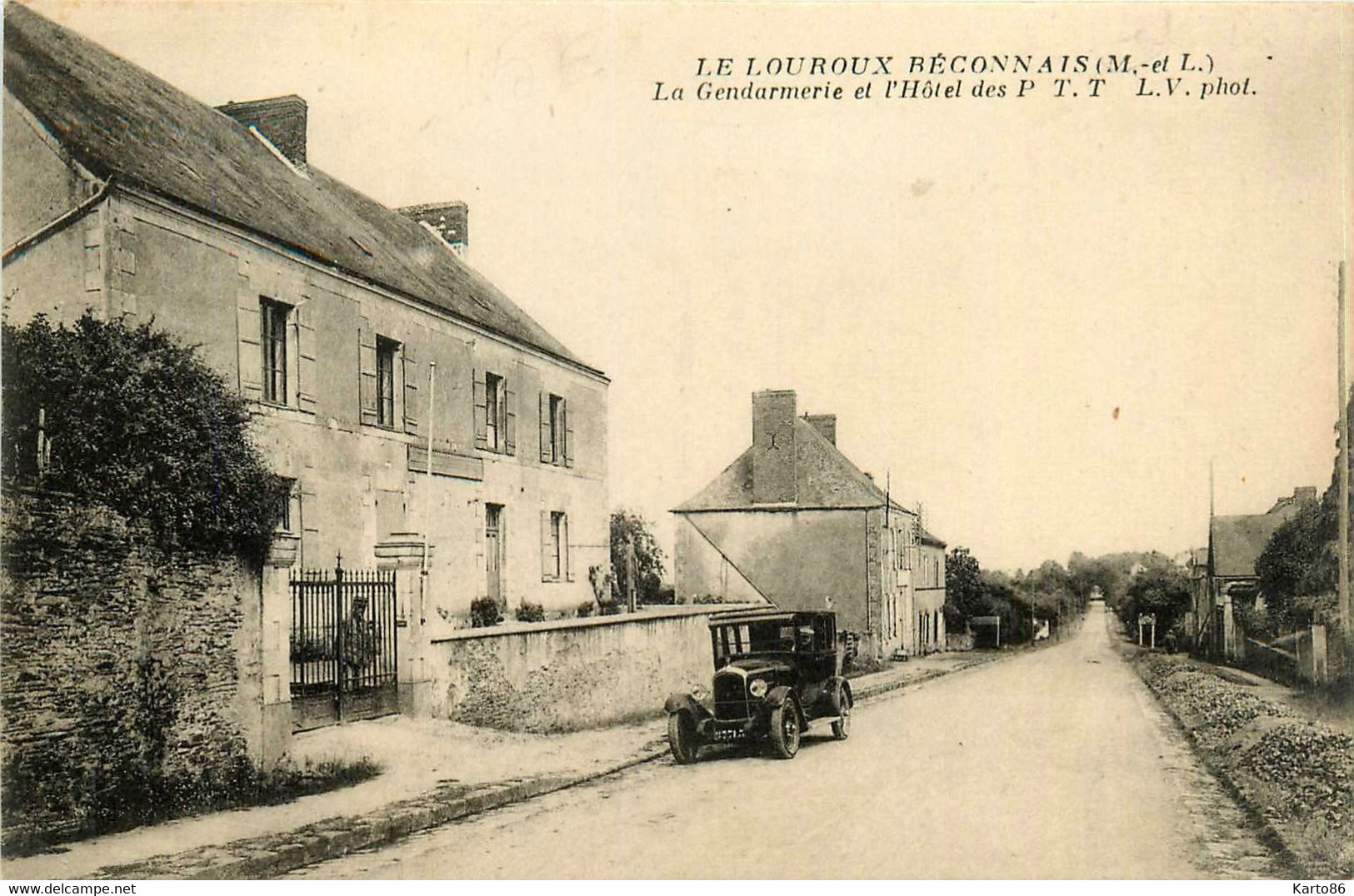 Le Louroux Béconnais * Rue Du Village * La Gendarmerie Nationale Et L'hôtel Des Postes Ptt * Automobile Voiture Ancienne - Le Louroux Beconnais