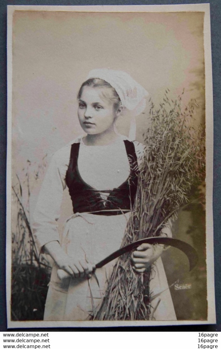 GRANDE PHOTO ALBUMINÉE, JEUNE FEMME AVEC SA COIFFE, SCAËR, FINISTÈRE. VERS 1890 - Antiche (ante 1900)