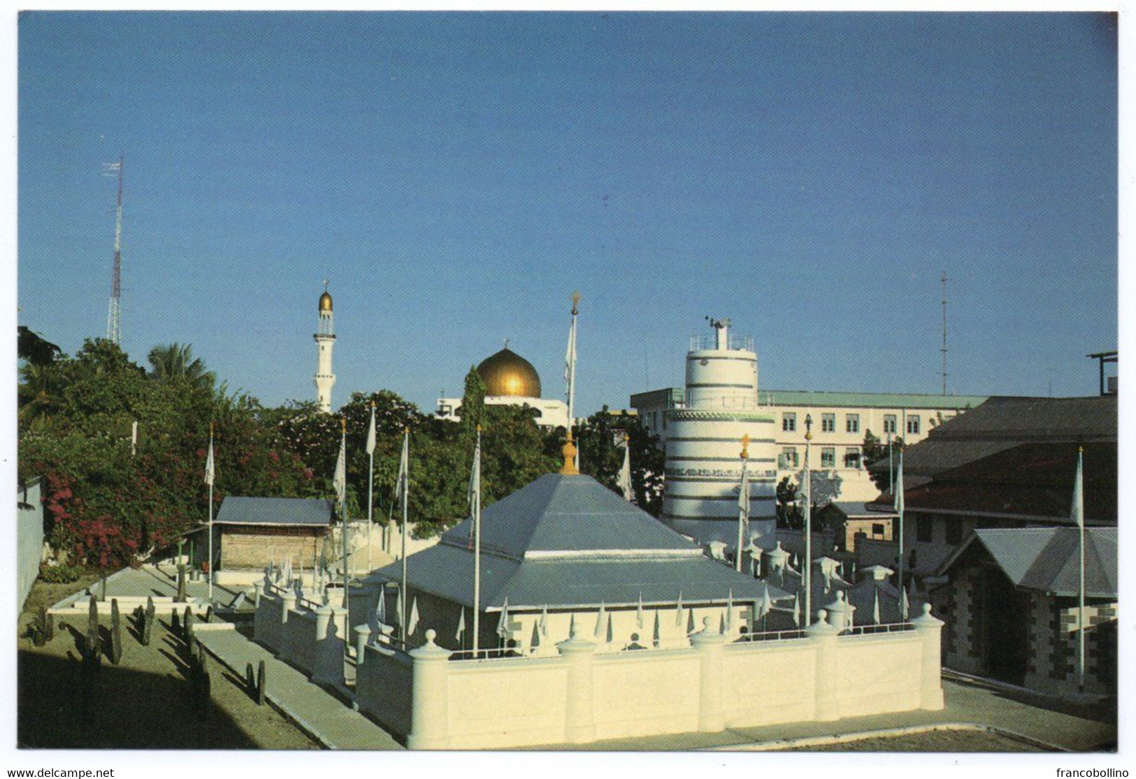 MALDIVES - RELIGIOUS MONUMENTS IN MALE/MOSQUE (PHOTO HABIB) / THEMATIC STAMP-SPACE SATELITE - Maldives