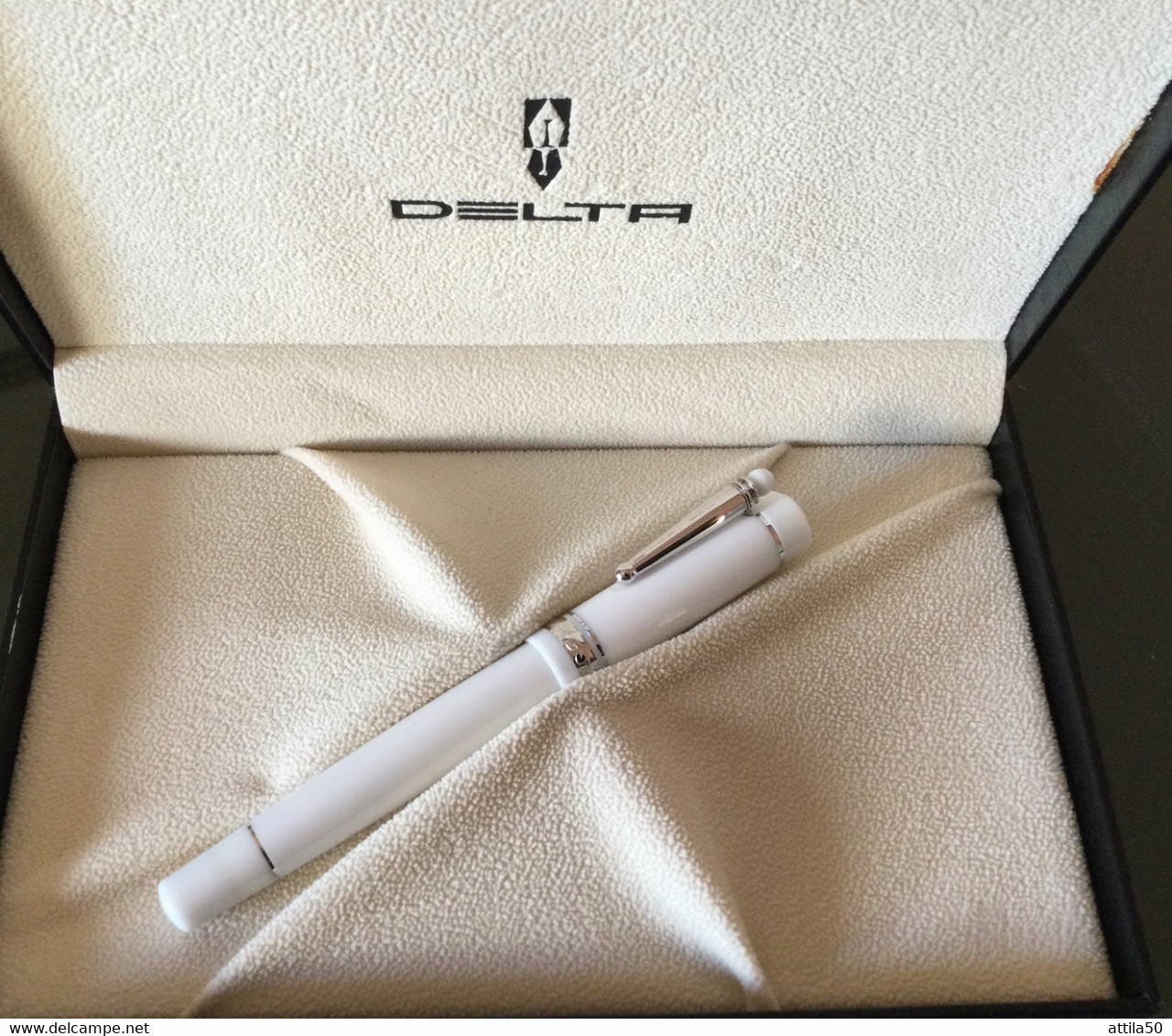 Delta Fountain Pen - Italy - Resina Bianca - Pennino M - Ghiera Centrale In Argento- Serie Numerata, Edizione Limitata. - Stylos