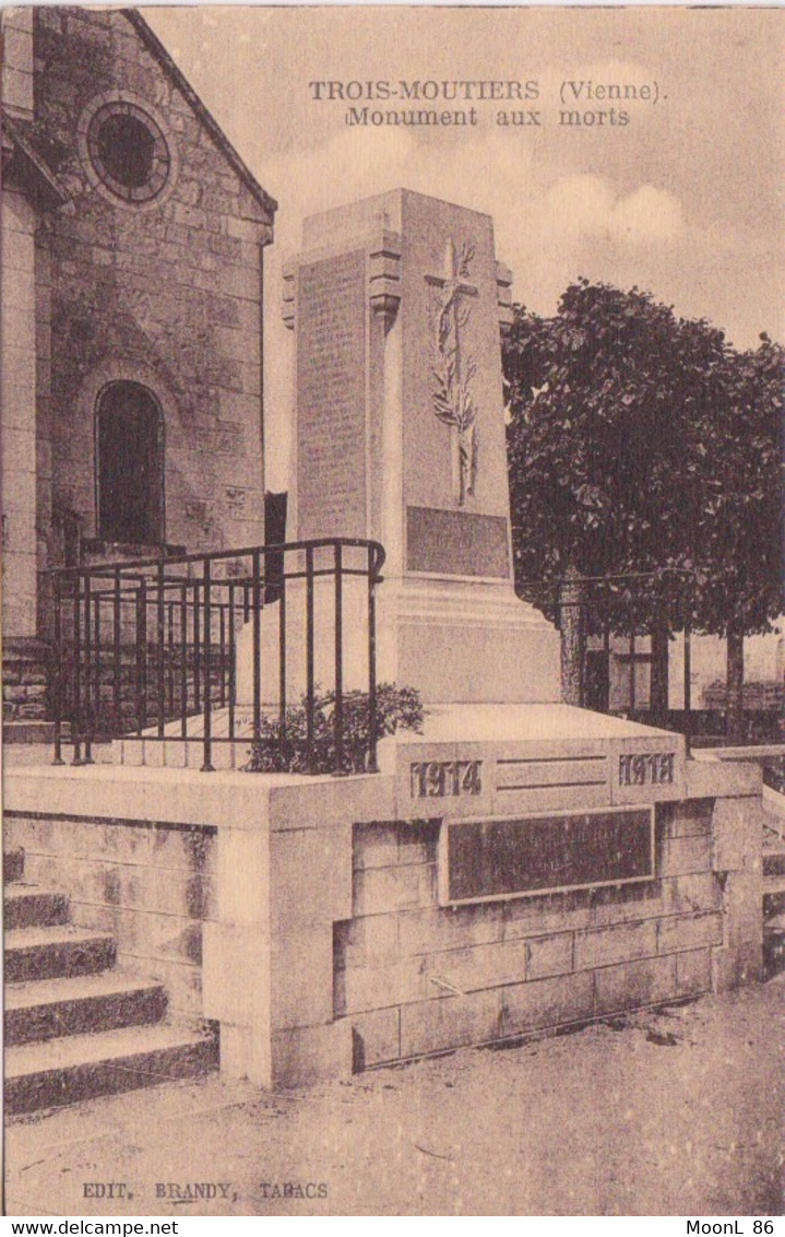 86 - LES TROIS MOUTIERS - MONUMENT AUX MORT - GUERRE 1914-1918 -  PLACE DE L'EGLISE - Les Trois Moutiers