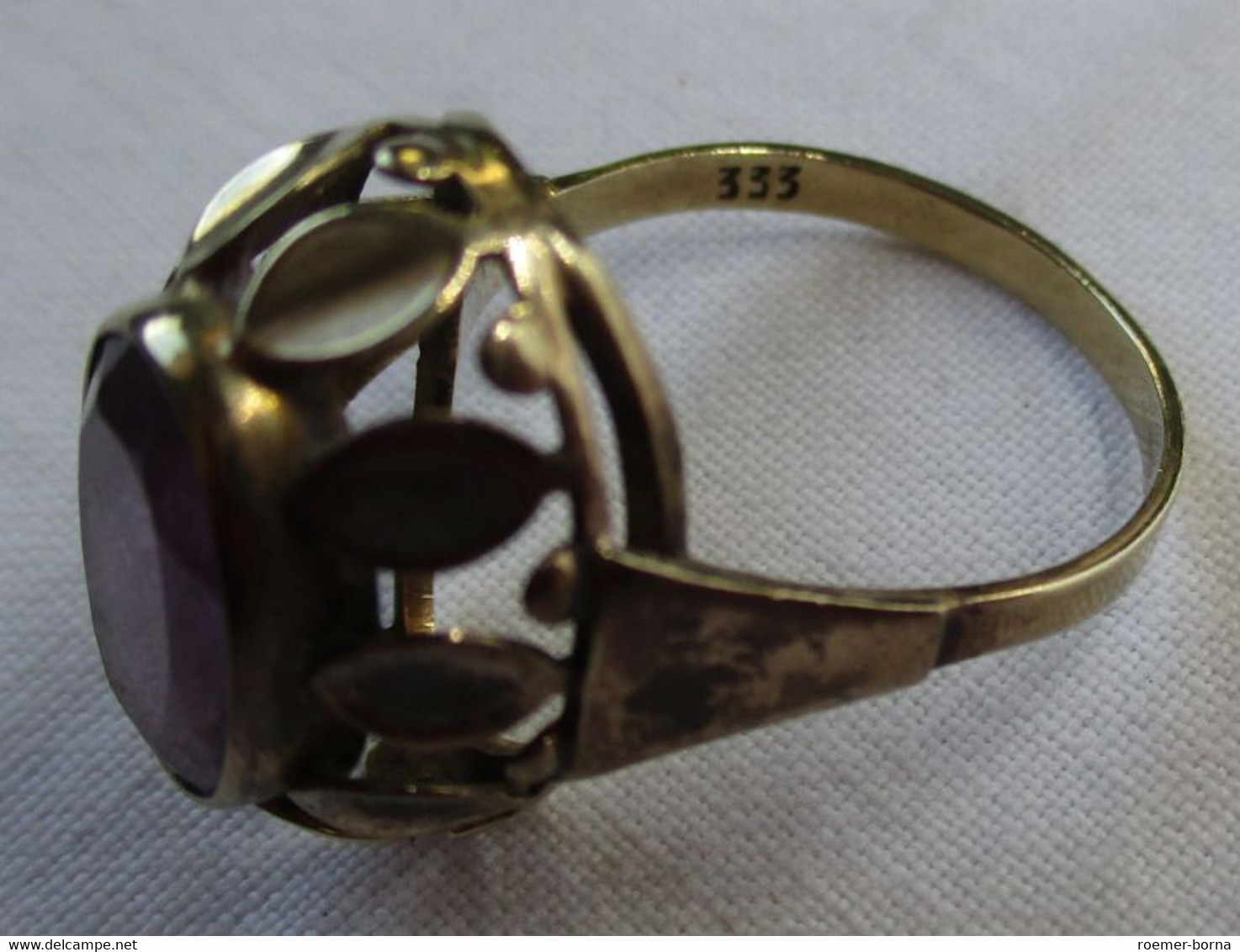 Eleganter 333er Goldring Mit Verziertem Ringkopf Und Lila Edelstein (103787) - Ringe