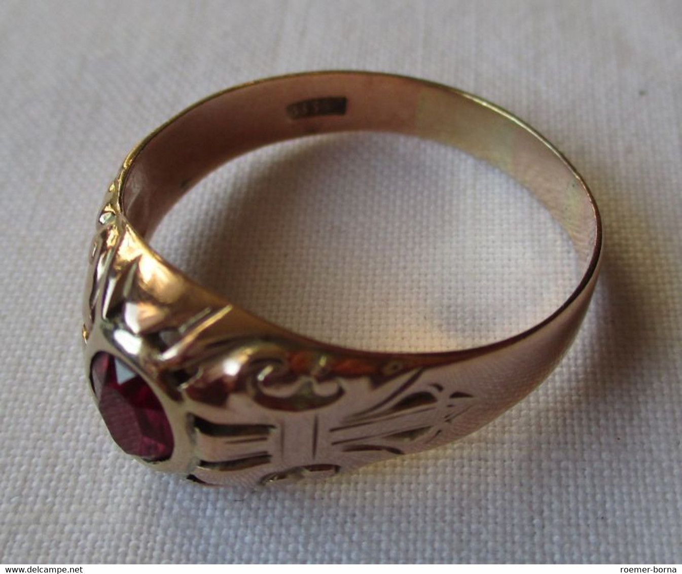 Eleganter 333er Gold Damenring Mit Rotem Edelstein Verzierter Ringkopf (140752) - Ringe