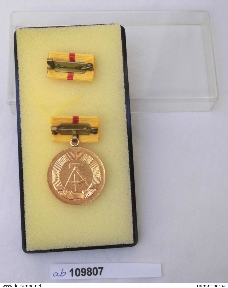 DDR Medaille Für Hervorragende Leistungen Chemische Industrie Im Etui (109807) - GDR