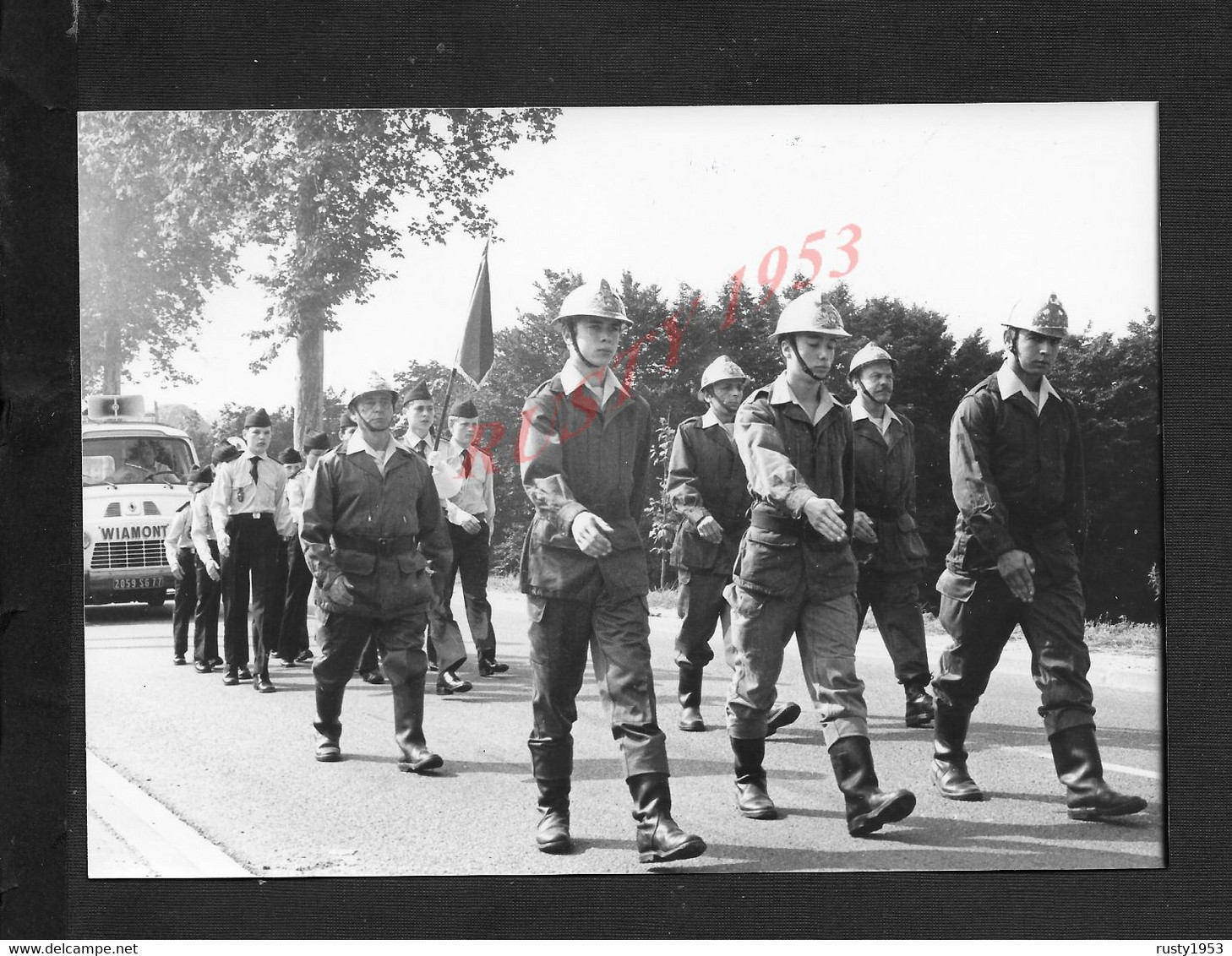 MILITARIA PHOTO ORIGINALE 17,5 X 12, 5 GROUPE DE POMPIERS ( POMPIER ) DE SAINT GERMAIN SUR MORIN AUTO FOURGON WIAMONT : - Pompiers