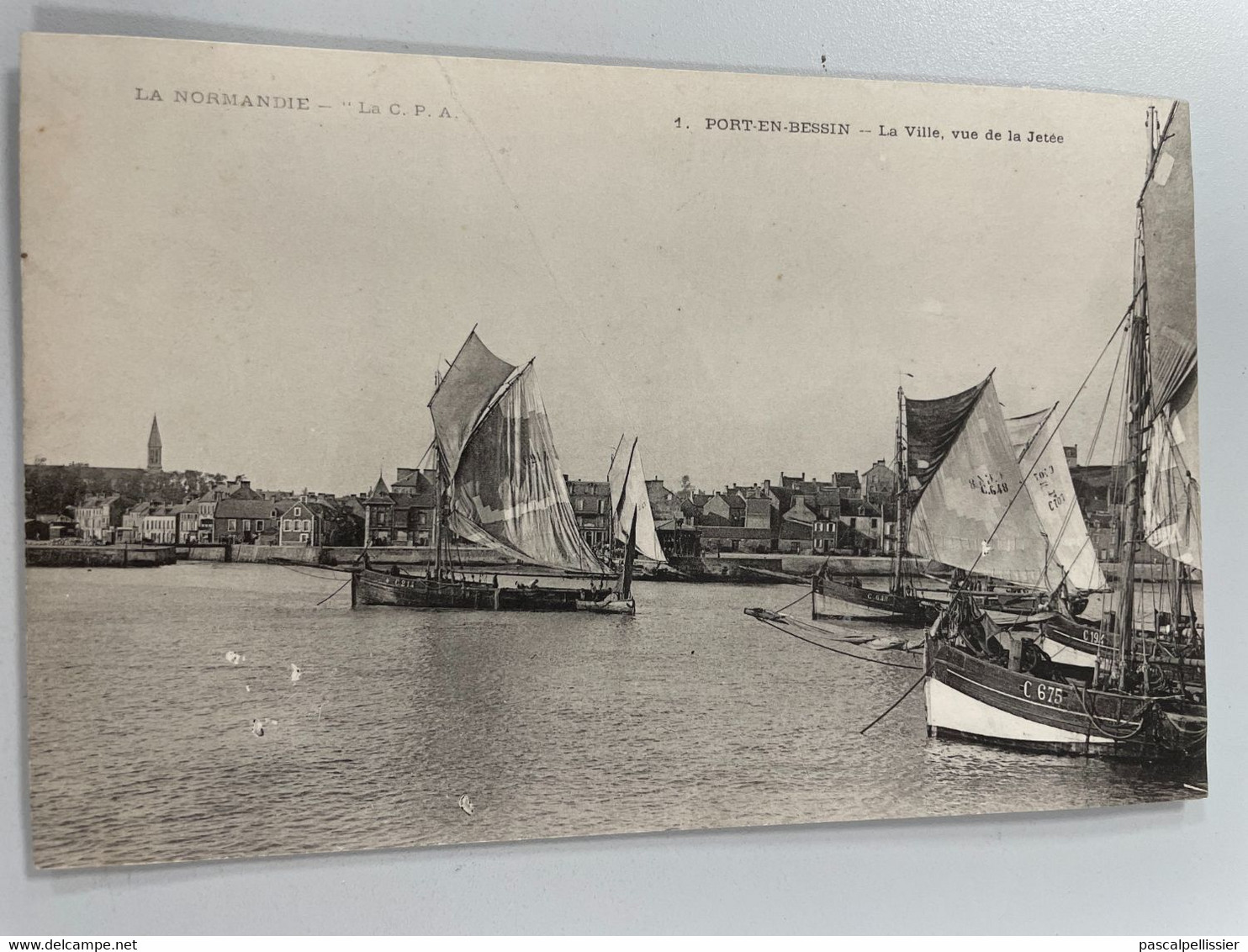 CPA - 14 - PORT EN BESSIN - La Ville, Vue De La Jetée - Animée ( Bateaux ) - Port-en-Bessin-Huppain