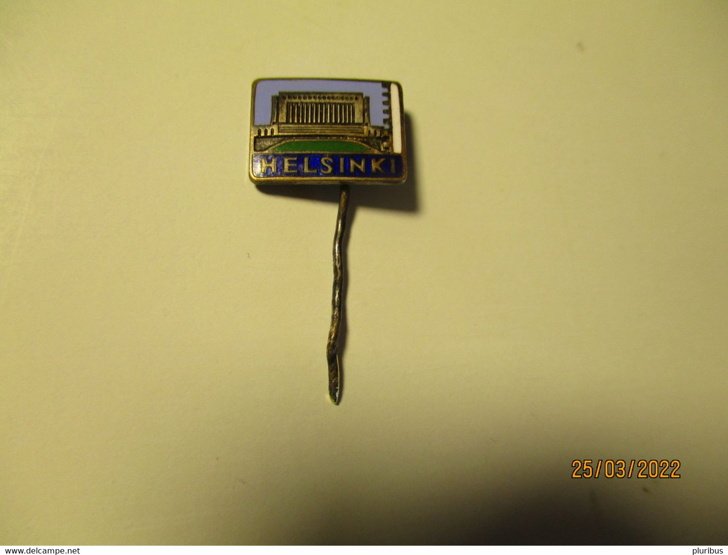 FINLAND HELSINKI PARLIAMENT BUILDING VINTAGE PIN BADGE  ,0 - Administrations