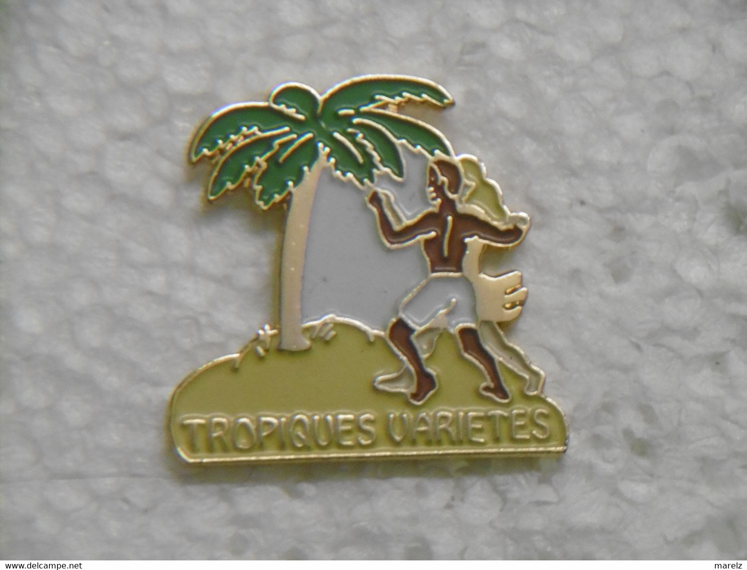 Pin's Musique TROPIQUES VARIETES - Pins EGF Pin Badge Danseur Sous Un Palmier - Musique