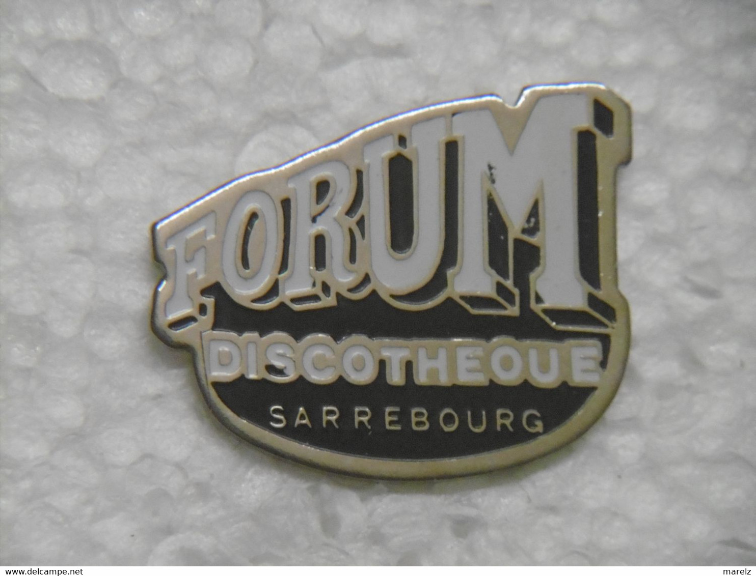 Pin's - FORUM Discothèque SARREBOURG - Pins Pin Badge Musique Ancienne Discothèque 57 MOSELLE - Musique