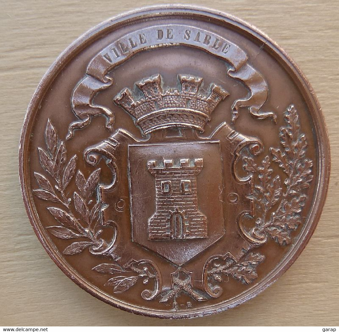 DA-098 Médaille Ancienne En Cuivre Signée Desaide Ville De Sable - Koper