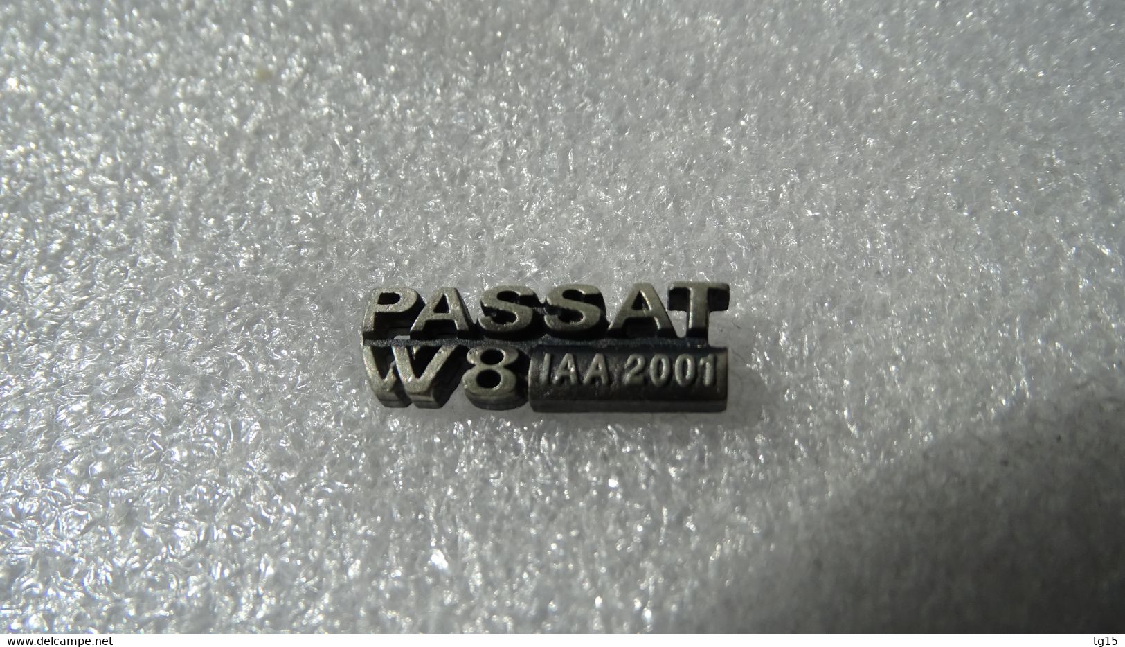 PIN'S    VOLKSWAGEN  PASSAT  W 8 IAA 2001 - Volkswagen