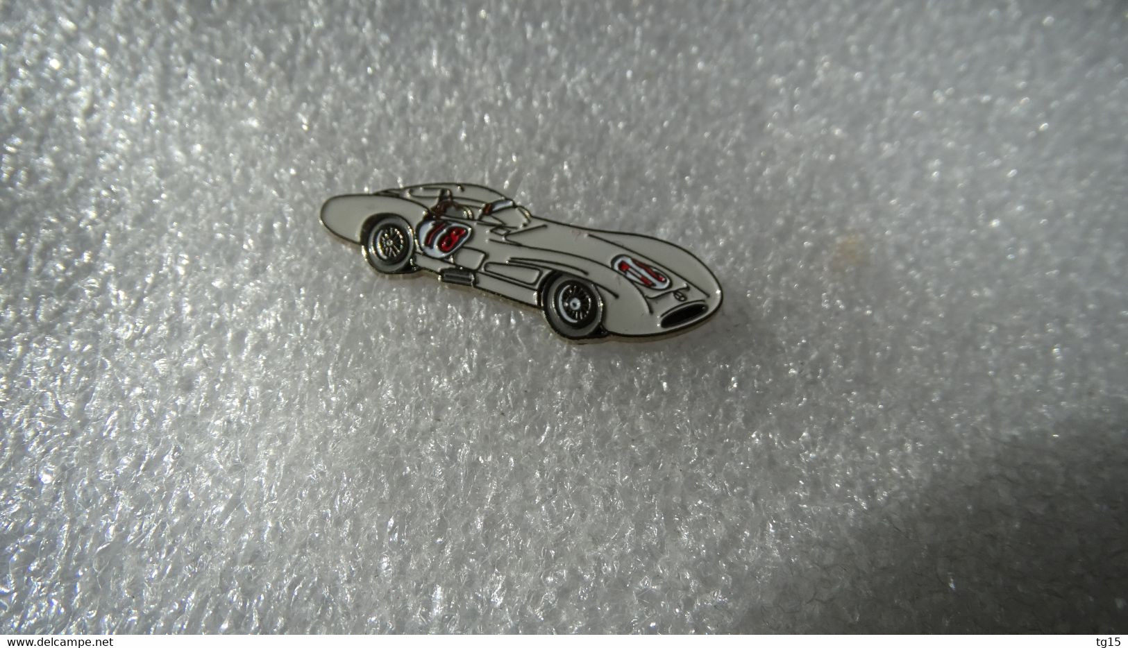 PIN'S    MERCEDES  BENZ   W 196 R - Mercedes