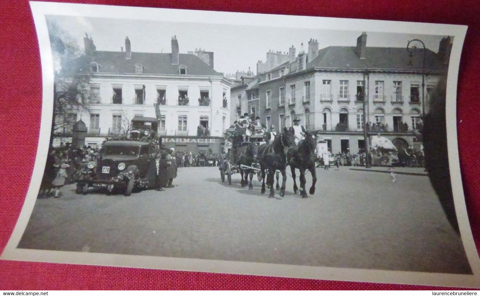 NANTES 44 - PLACE LOUIS XVI  DEFILE DE CARNAVAL - VEHICULE RENAULT - Places